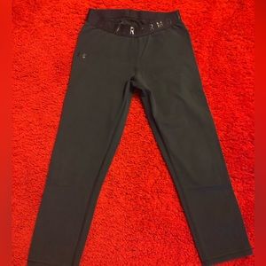 2 pairs of Under armour leggings small size, crop size. Used but good condition